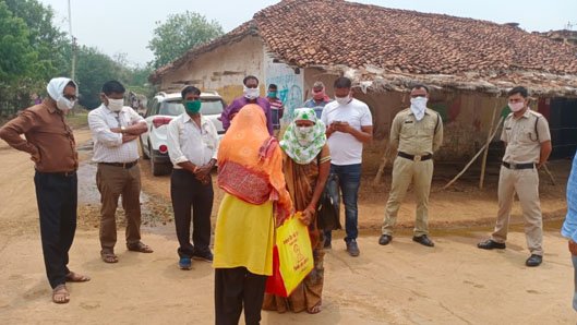 कलेक्टर के निर्देश पर  मोहम्मद असलम के परिवार को राशन सामग्री  15 सौ रुपए की आर्थिक सहायता उपलब्ध कराई गई