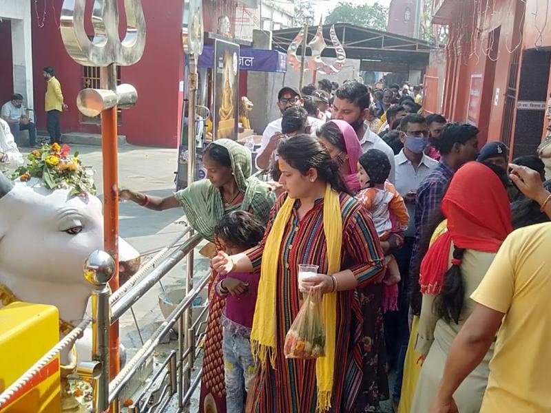 01_03_2022-devotee_in_shiv_temple_202231_105839