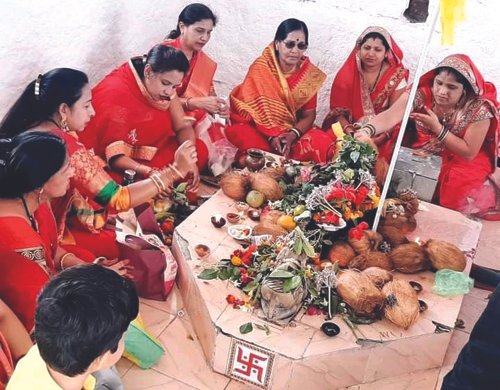 राजनांदगांव: श्रीधाम पर्वत पर हजारों की संख्या में शिव दर्शन को उमड़े श्रद्धालु