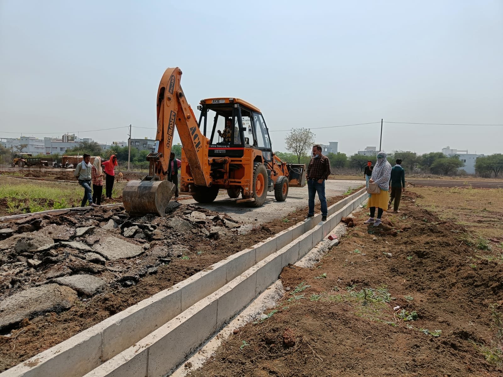 राजनांदगांव:  अवैध प्लाटिंग पर कार्यवाही जारी पेन्ड्री में अवैध प्लाटिंग को निगम ने किया ध्वस्त