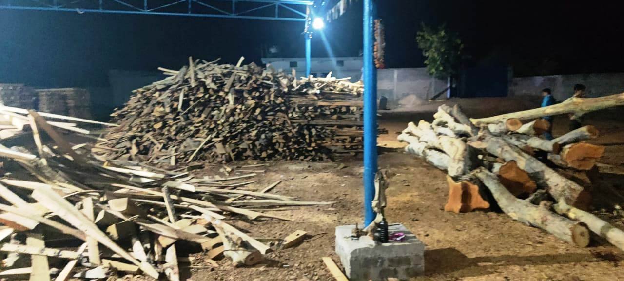 रायपुर : वन विभाग की छापामार कार्यवाही: लमकेनी गांव के आरामिल से अवैध काष्ठ जब्त