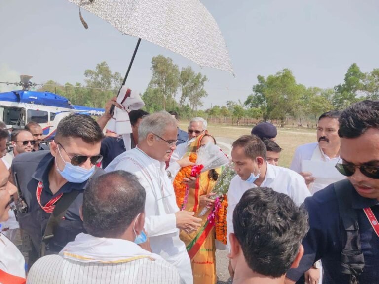 रायपुर : मुख्यमंत्री भूपेश बघेल का आज सूरजपुर पुलिस लाइन हेलीपैड पहुंचने पर जनप्रतिनिधियों और नागरिकों द्वारा आत्मीय स्वागत किया गया…