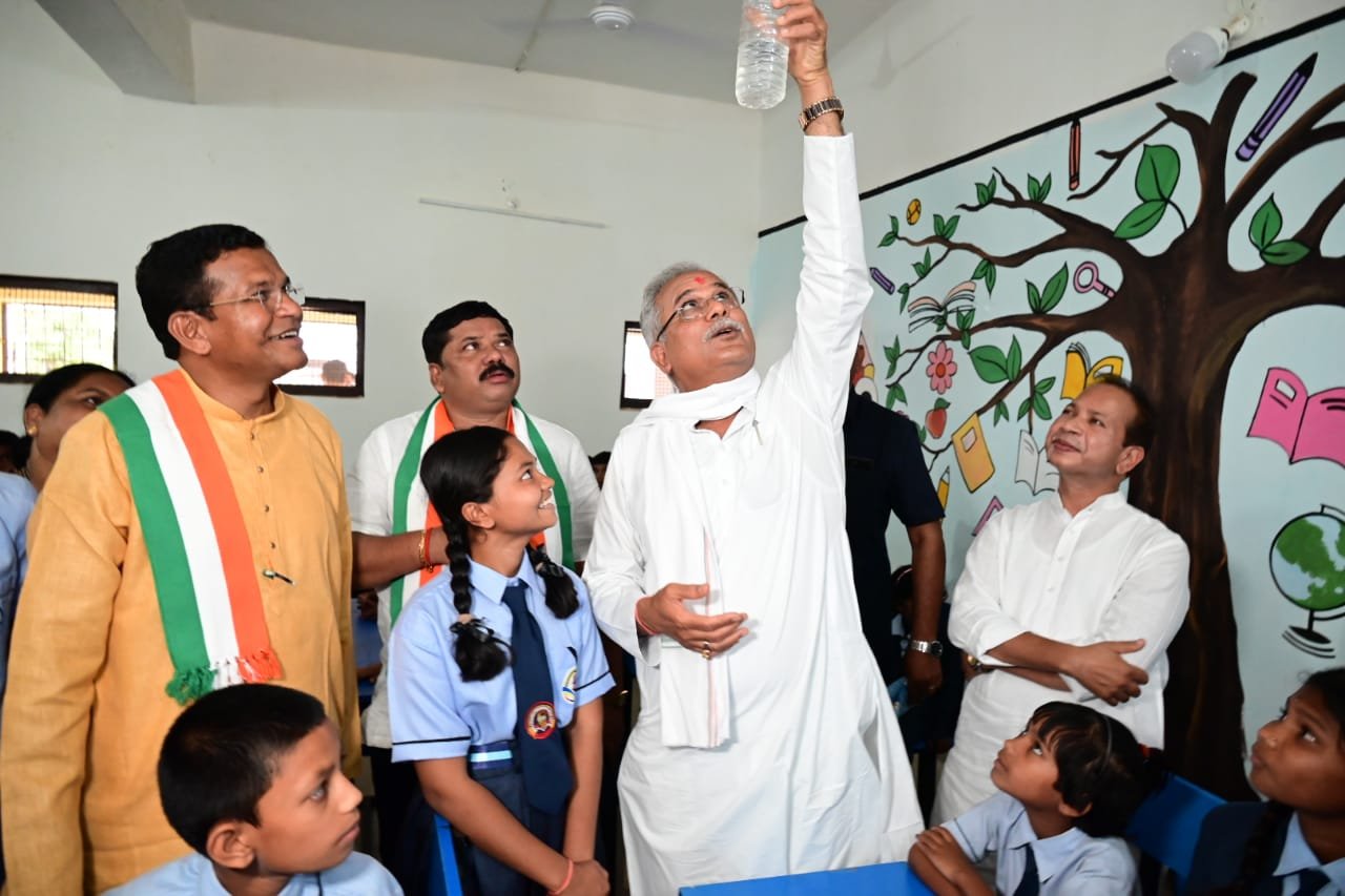 रायपुर : स्कूली बच्चों ने मुख्यमंत्री से पूछा-सर हेलीकॉप्टर से माकड़ी कैसा दिखता है