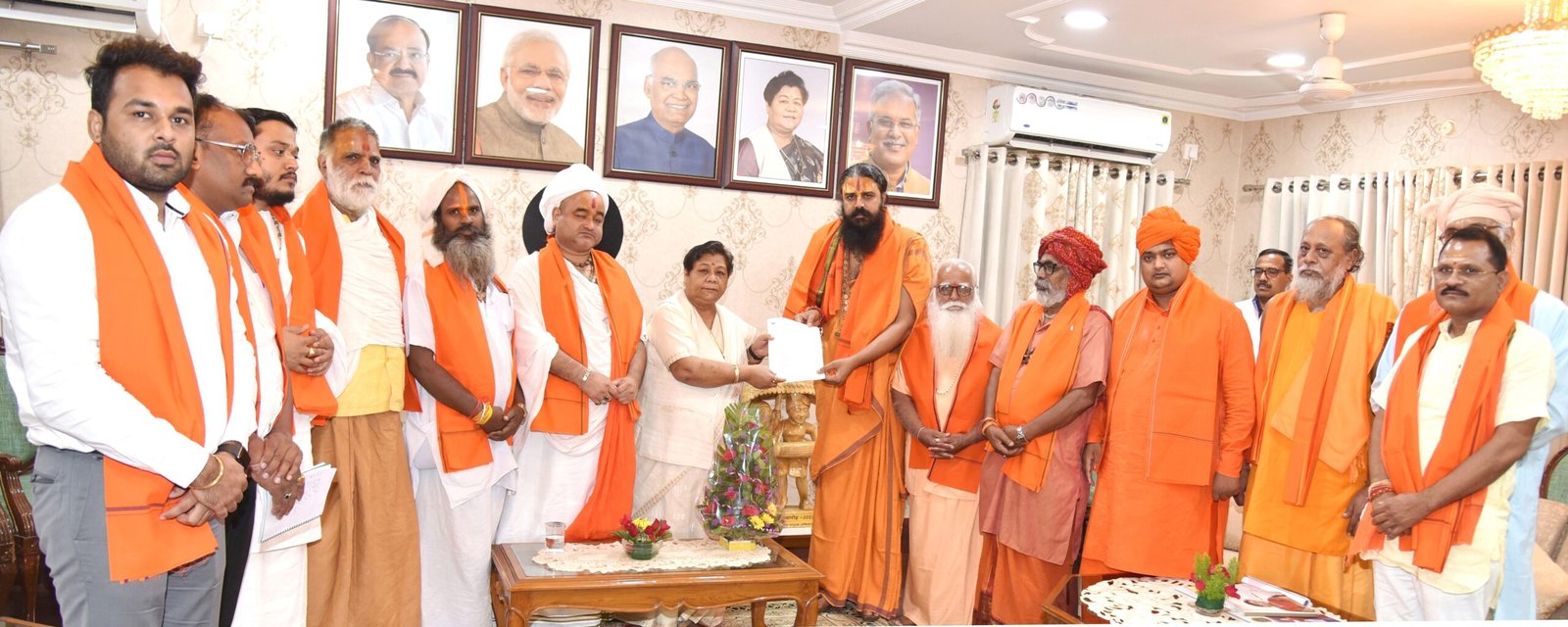 रायपुर : राज्यपाल  उइके से छत्तीसगढ़ के  संत समाज ने की मुलाकात