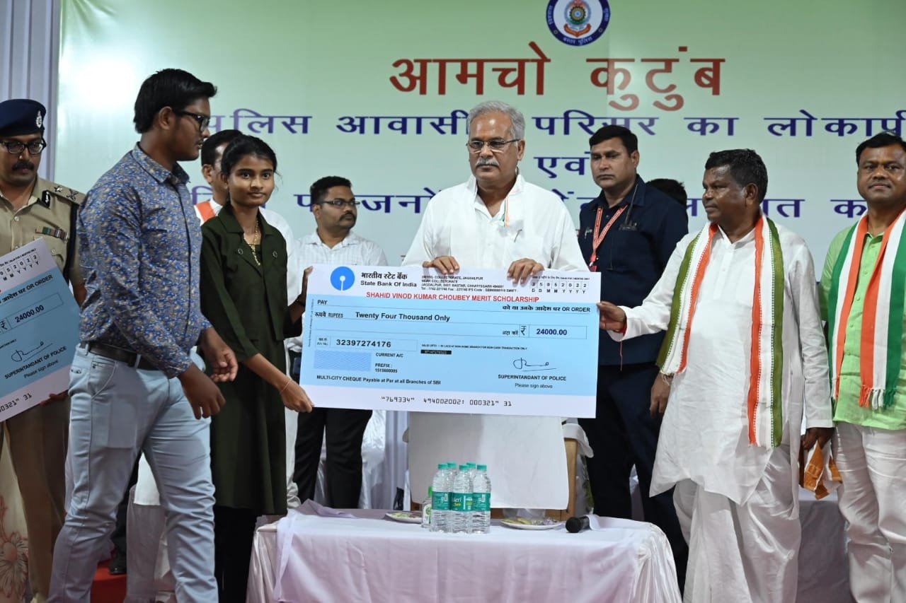 रायपुर : पुलिस जवानों के कड़े परिश्रम और त्याग से ही शांति स्थापित हो रही- मुख्यमंत्री