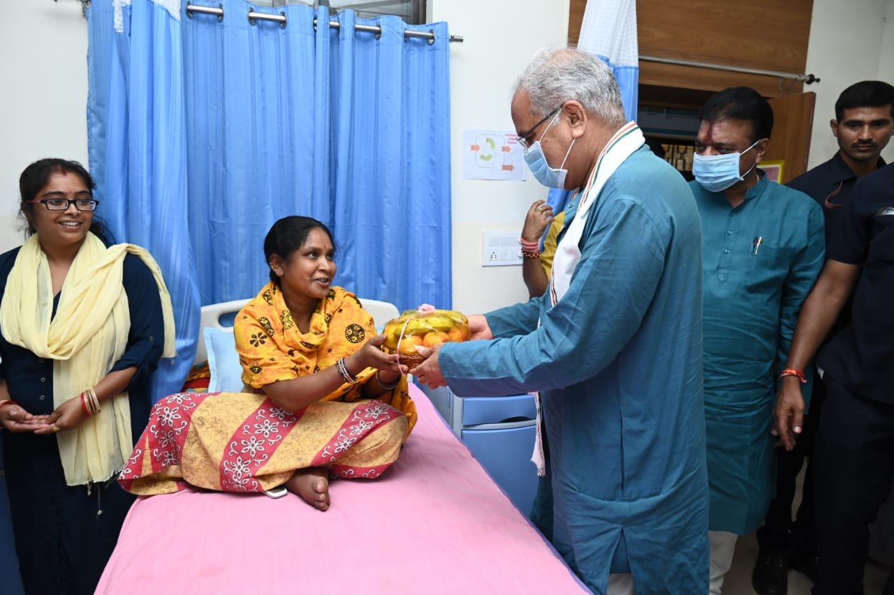 रायपुर : मुख्यमंत्री ने जगदलपुर के महारानी अस्पताल में बर्न यूनिट एवं डी-एडिकक्सन यूनिट का लोकार्पण किया