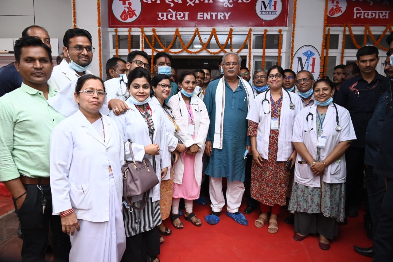 रायपुर : मुख्यमंत्री ने जगदलपुर के महारानी अस्पताल में बर्न यूनिट एवं डी-एडिकक्सन यूनिट का लोकार्पण किया