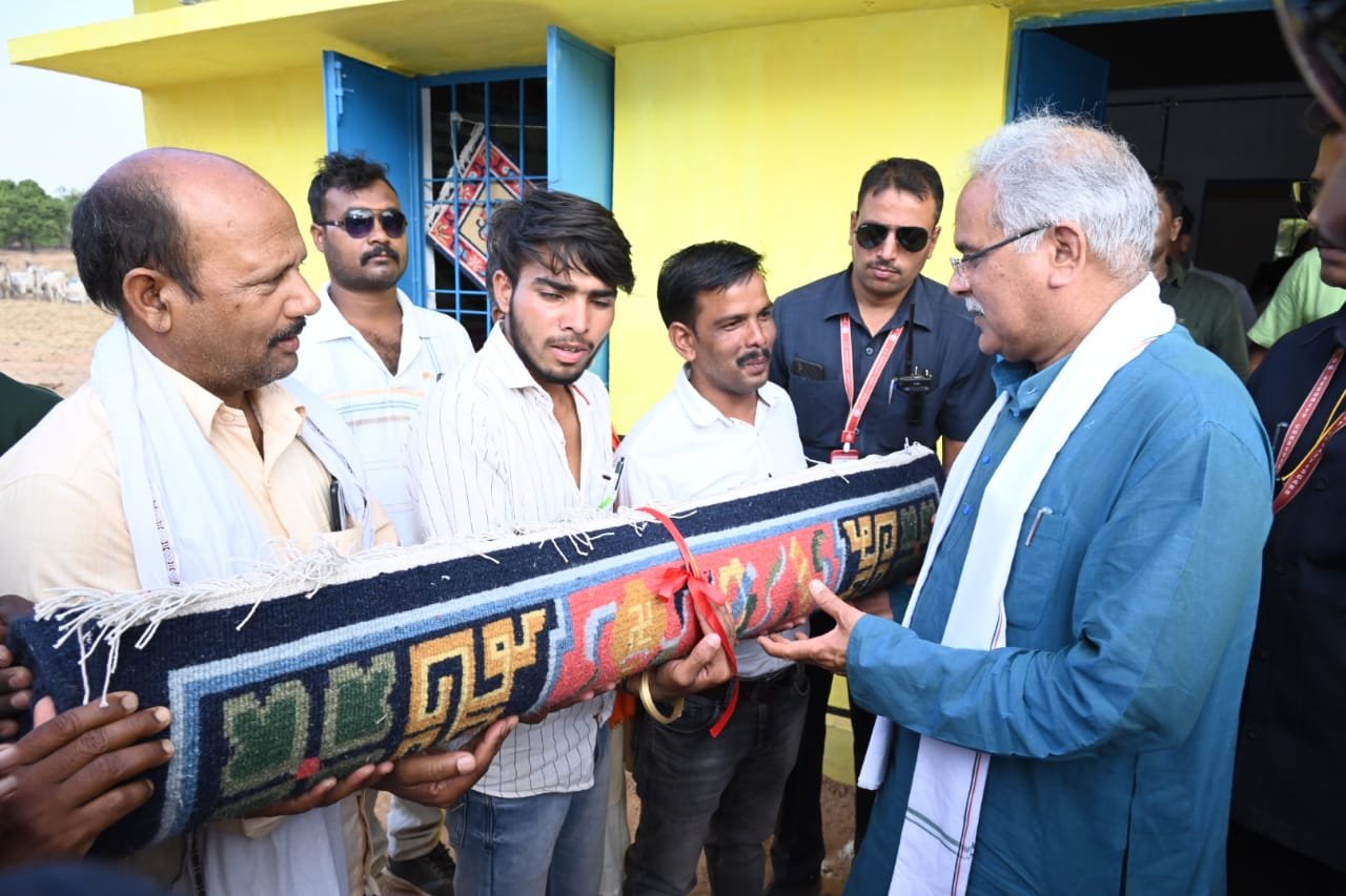 रायपुर : भदोही से बटवाही पहुंची कालीन बनाने की कला