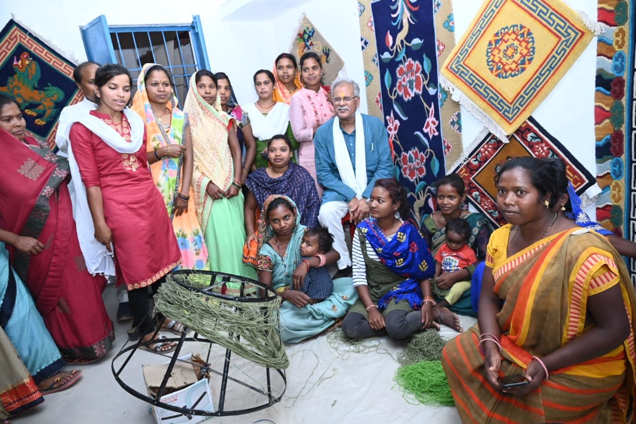 रायपुर :  बटवाही पहुंची कालीन बनाने की कला