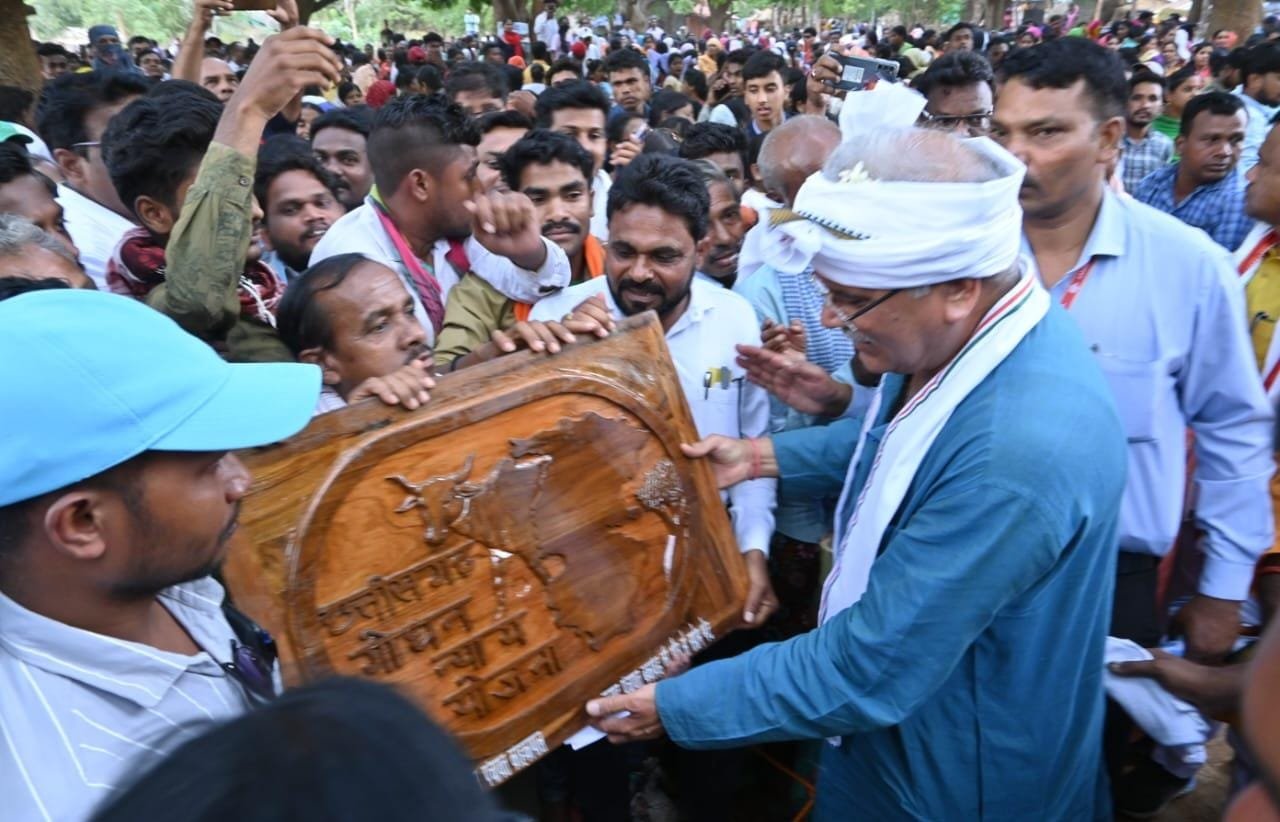 रायपुर : बकावण्ड में भेंट मुलाकात के दौरान मुख्यमंत्री  भूपेश बघेल को काष्ठ शिल्प समिति कोकापाल के सदस्यों ने काष्ठ पर उकेरे गए गोधन न्याय योजना की कृति भेंट की…