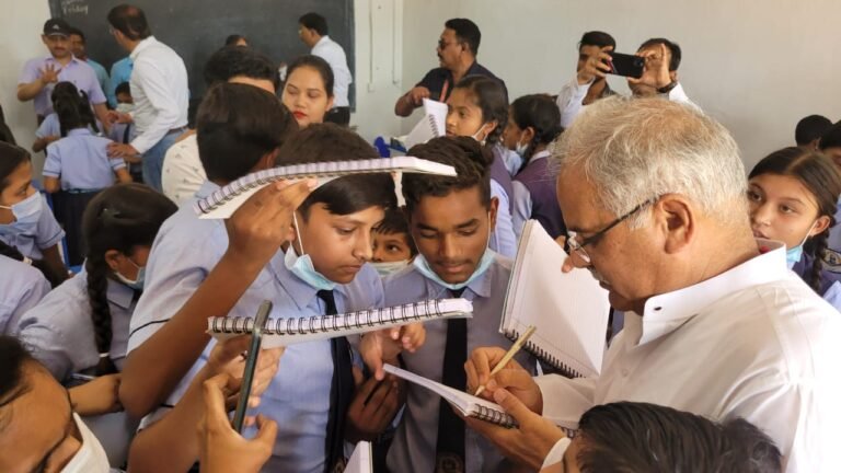 रायपुर : बच्चों की जिद पर व्यस्त कार्यक्रम के बीच मुख्यमंत्री श्री भूपेश बघेल रूके ऑटोग्राफ के लिए