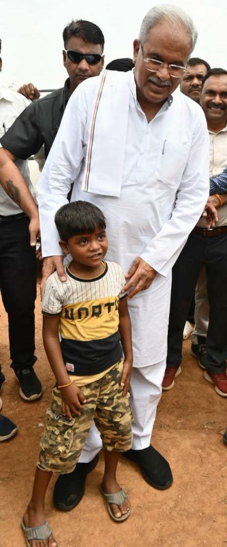 रायपुर : हैलीपैड पर बच्चे को बुलाकर मुख्यमंत्री ने पूछा नाम, कहा खूब अच्छे से पढ़ना