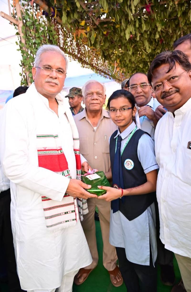 रायपुर : भेंट-मुलाकात : मुख्यमंत्री ने पत्थलगांव विधानसभा के ग्राम  बटईकेला में ग्रामीणों से लिया  योजनाओं का फीडबैक