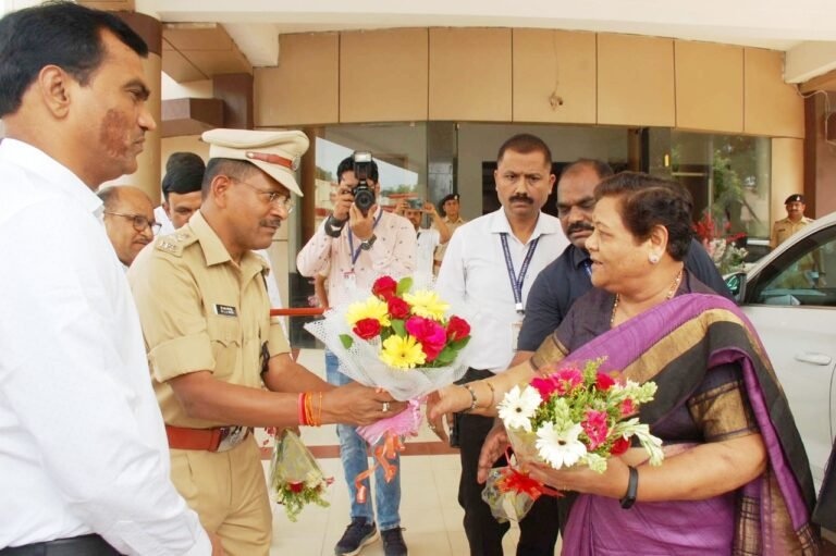 रायपुर : राज्यपाल  अनुसुईया उइके का आदिवासी बैगा महासम्मेलन में शामिल होने, कवर्धा पहुंचने पर हुआ आत्मीय स्वागत