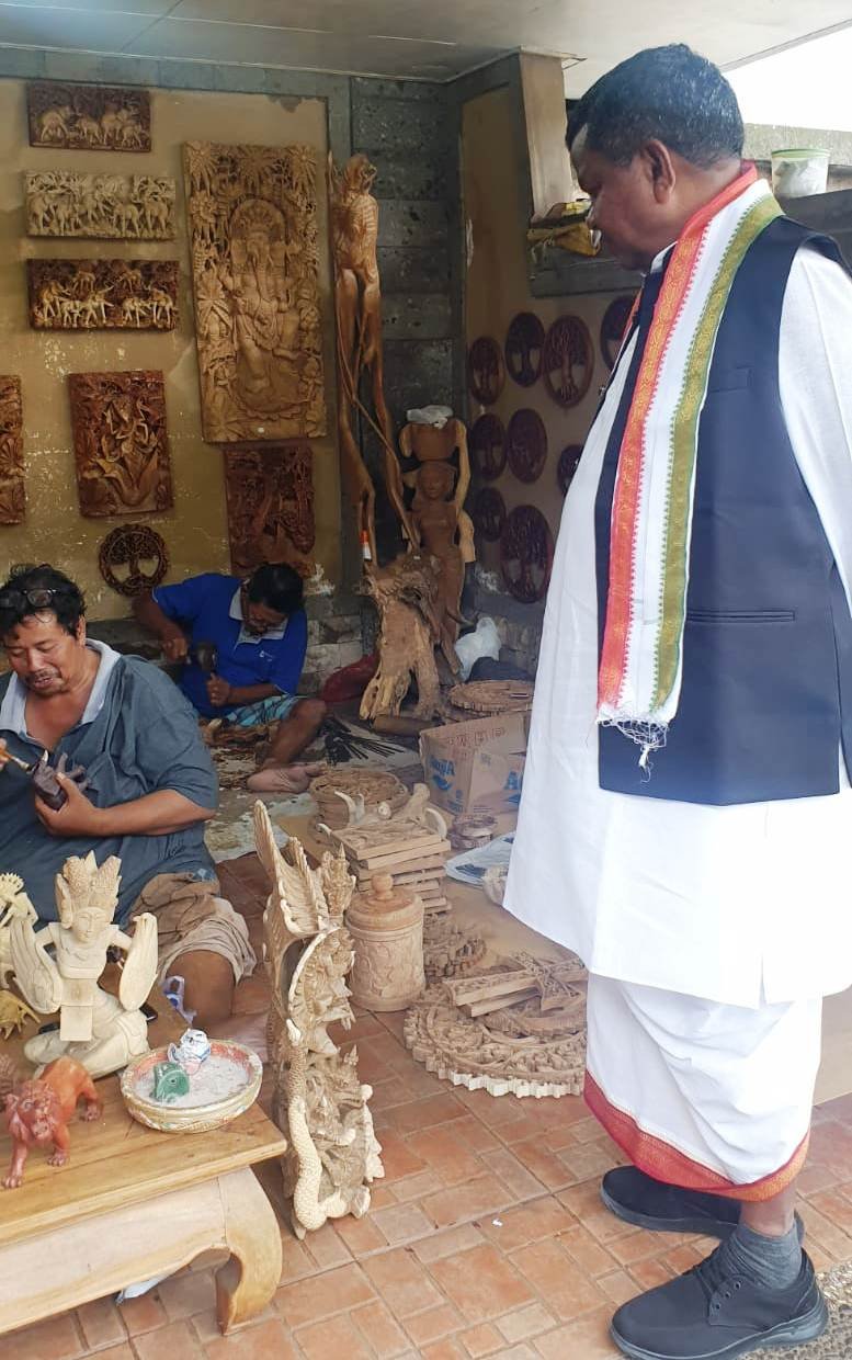 रायपुर: उद्योग मंत्री  कवासी लखमा छत्तीसगढ़ के हैंडीक्राफ्ट ऑयटम्स के एक्सपोर्ट को लेकर इंडोनेशिया के हस्तशिल्पियों और वितरकों से की चर्चा