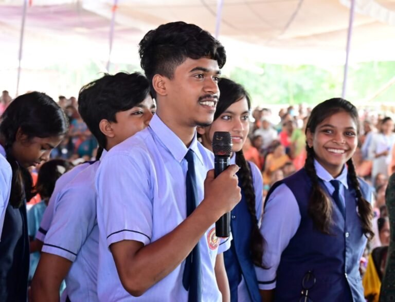 रायपुर : फरसाबहार के आत्मानन्द स्कूल के बच्चों में छायी खुशी की लहर