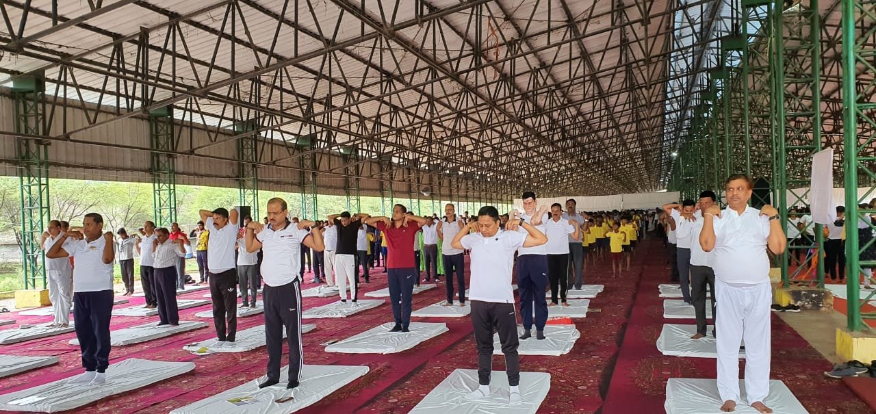 रायपुर : अन्तर्राष्ट्रीय योग दिवस पर सामूहिक योग का आयोजन : माता कौशल्या के धाम में लोगों ने सीखा योग और संयम का पाठ