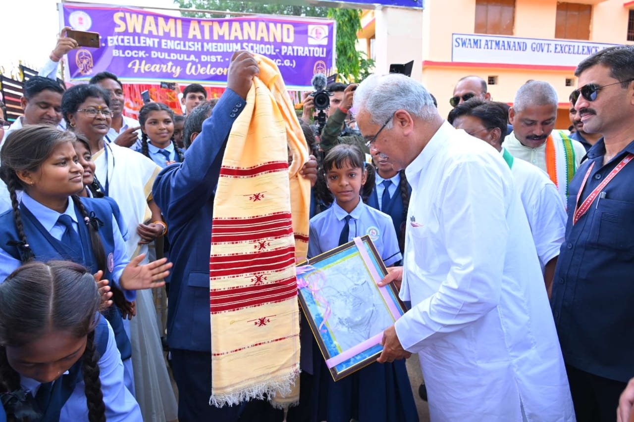 रायपुर :  छात्रा रोशनी गुप्ता ने मुख्यमंत्री श्री भूपेश बघेल को भेंट की उनकी पेंटिंग…