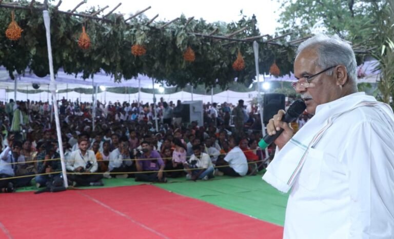 रायपुर : भेंट-मुलाकात: मुख्यमंत्री ने भानबेड़ा में क्षेत्र के विकास के लिए की अनेक महत्वपूर्ण घोषणाएं