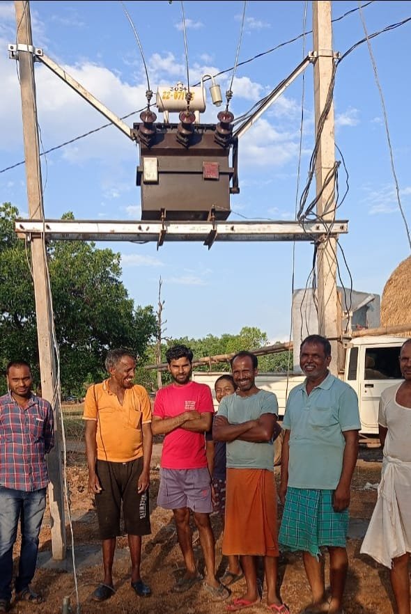 रायपुर : मुख्यमंत्री की घोषणा पर अमल : बलरामपुर के ग्राम सरगांवा और जगिमा में लगा विद्युत ट्रांसफार्मर