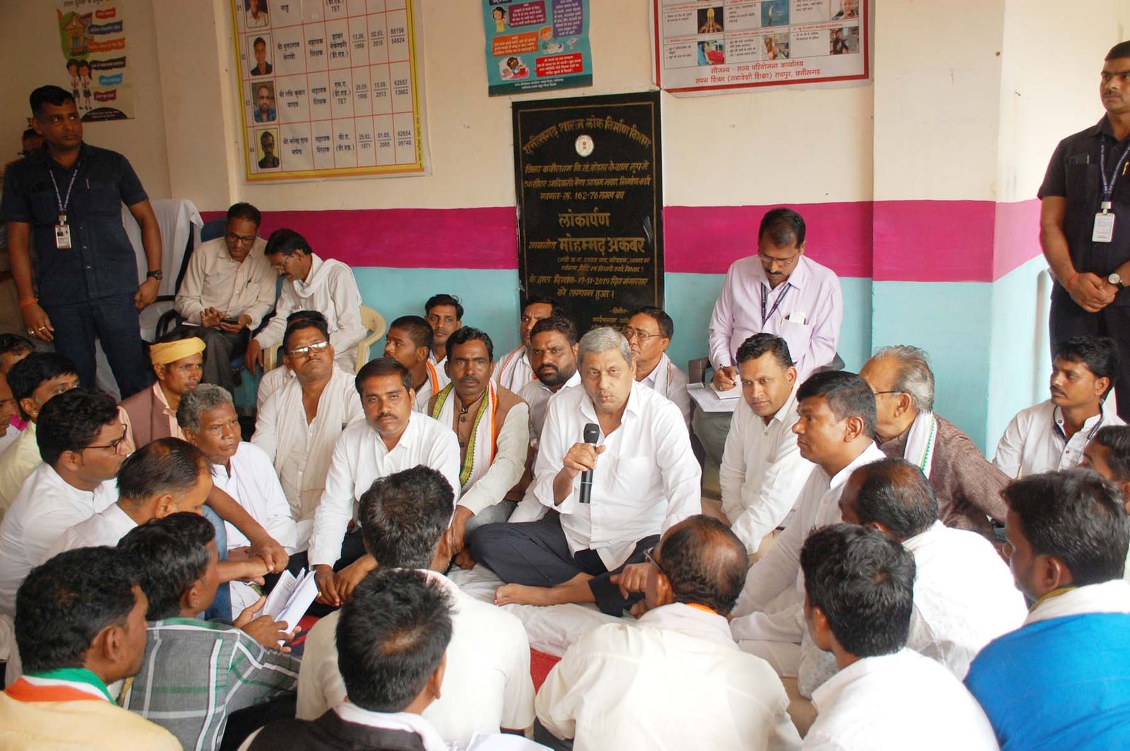 कवर्धा : स्वामी आत्मानंद अंग्रेजी माध्यम का क्रेज बढ़ा, अब चिल्फी और रेंगाखार जंगल के ग्रामीणों ने स्कूल खोलने की मांग की