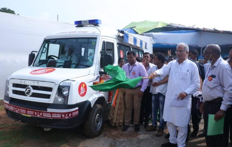 रायपुर : मुख्यमंत्री ने एनीमिया मोबाइल टेस्टिंग यूनिट को हरी झंडी दिखाकर किया रवाना