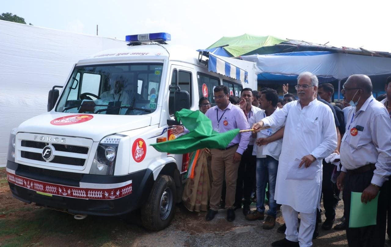 रायपुर : मुख्यमंत्री ने एनीमिया मोबाइल टेस्टिंग यूनिट को हरी झंडी दिखाकर किया रवाना