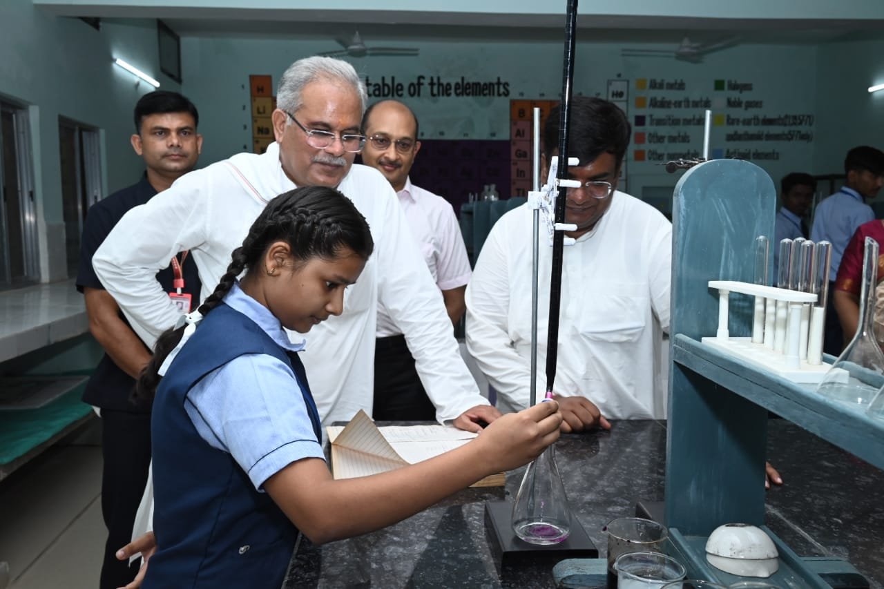 रायपुर : मुख्यमंत्री ने लैब में लिया बच्चों का वाइवा