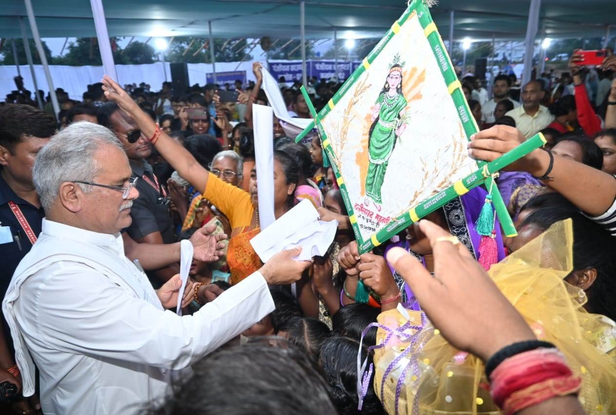 रायपुर : सलियाटोली में स्व सहायता समूह की महिलाओं ने मुख्यमंत्री को बांस पर उकेरा छत्तीसगढ़ महतारी का चित्र भेंट किया…