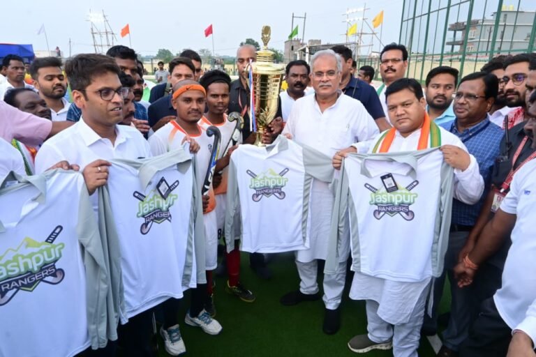 रायपुर :  मुख्यमंत्री ने जशपुर एस्ट्रोटर्फ हॉकी स्टेडियम में पेनाल्टी शूट करते हुए अपने शूट को गोल में बदला…