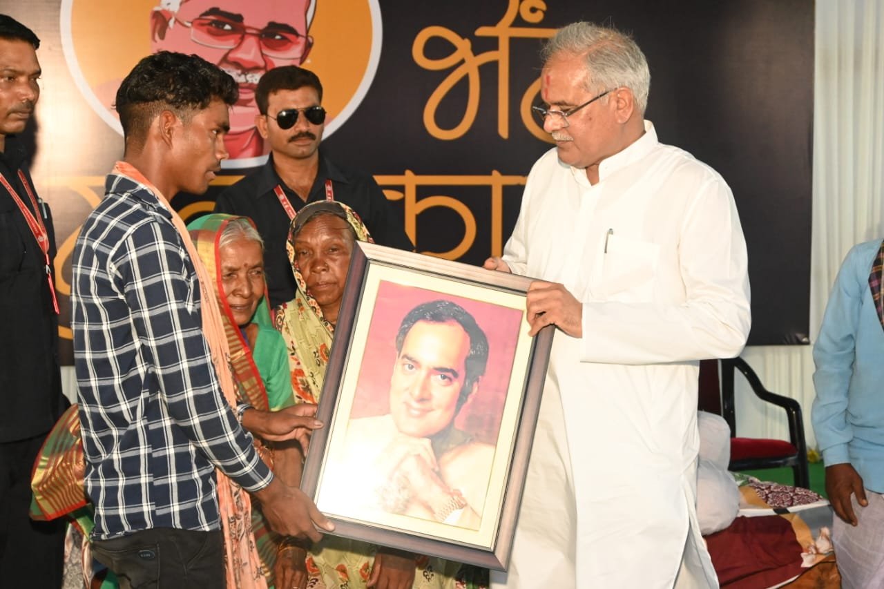 रायपुर  : विशेष लेख : सवा सौ फीट का पेड़ बन चुका पूर्व प्रधानमंत्री  राजीव गांधी के द्वारा भेंट किया पीपल का पौधा