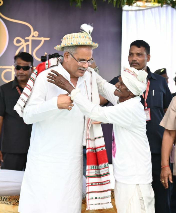 रायपुर : भेंट-मुलाकात : बटईकेला : किसान श्री फणीधर यादव, रघुनाथपुर ने मुख्यमंत्री को बताया कि मैने डेढ़ लाख का लोन लिया था…