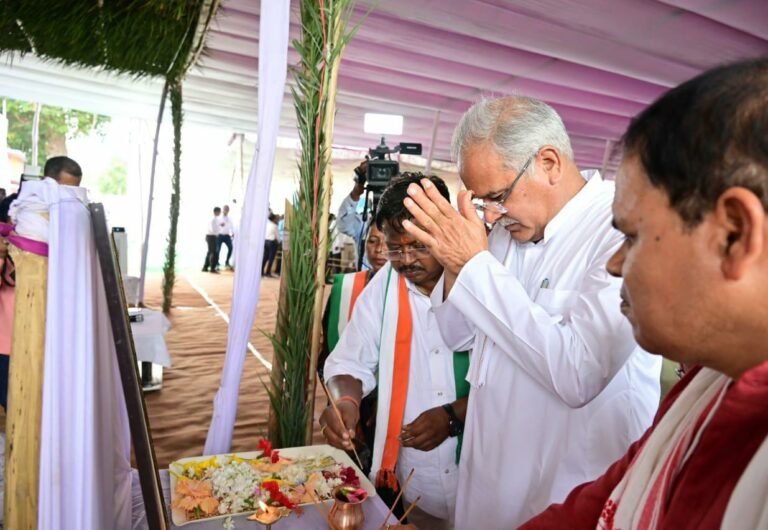 रायपुर :  मुख्यमंत्री पमशाला भेंट -मुलाकात,  योजनाओं का लाभ लेने की बात कही।