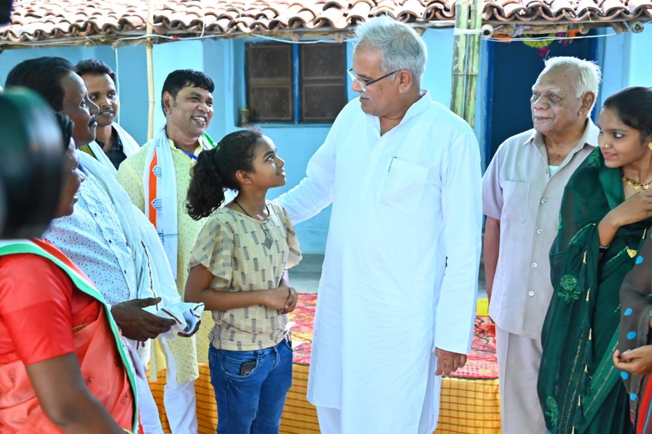 रायपुर : बागबहार : भोजन के पश्चात गौरीशंकर यादव जी की नातिन को मुख्यमंत्री ने उपहार दिया…