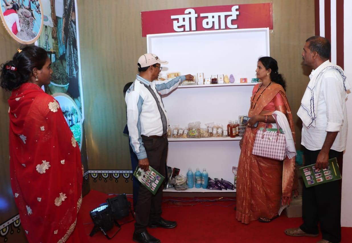 रायपुर : ​​​​​​​विकास प्रदर्शनी: न्याय योजनाओं से वनांचल के  लोगों के जीवन में आयी खुशहाली