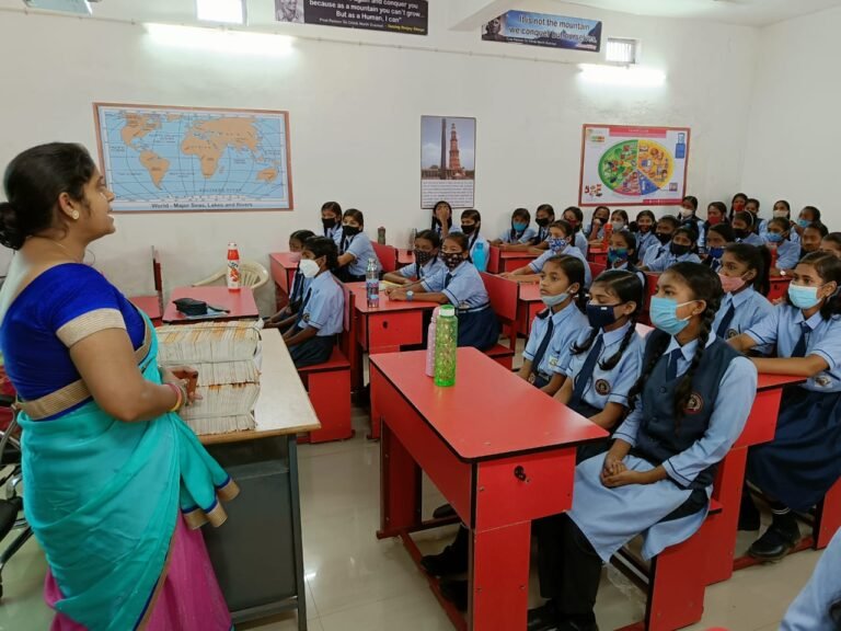 जशपुरनगर : वानांचल के बच्चे भी अब निजी स्कूल के तर्ज पर शासकीय अंग्रेजी माध्यम स्कूल में कर रहें हैं पढ़ाई