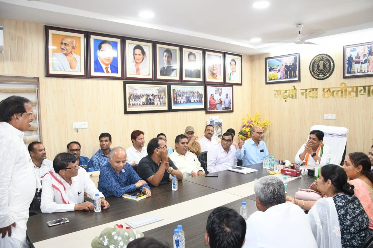 रायपुर : मंत्री डॉ. शिवकुमार डहरिया से प्रगतिशील छत्तीसगढ़ सतनामी समाज पदाधिकारियों ने कीसौजन्य मुलाकात