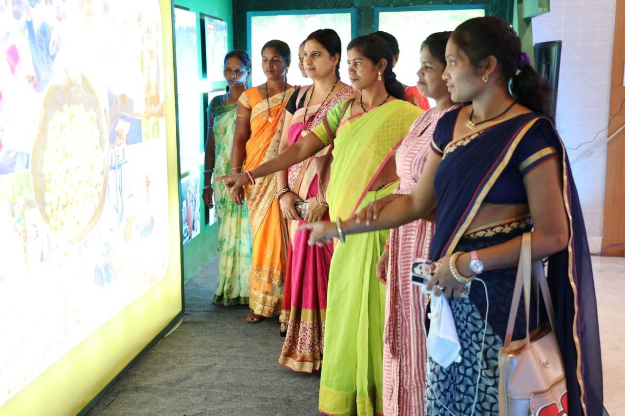 रायपुर : विकास प्रदर्शनी में छत्तीसगढ़ सरकार की योजनाओं को ग्रामीणों ने सराहा