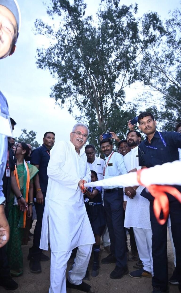 रायपुर : जोर लगा के हईशा:रस्साकशी में बच्चों के साथ मुख्यमंत्री  भूपेश बघेल ने आजमाया जोर
