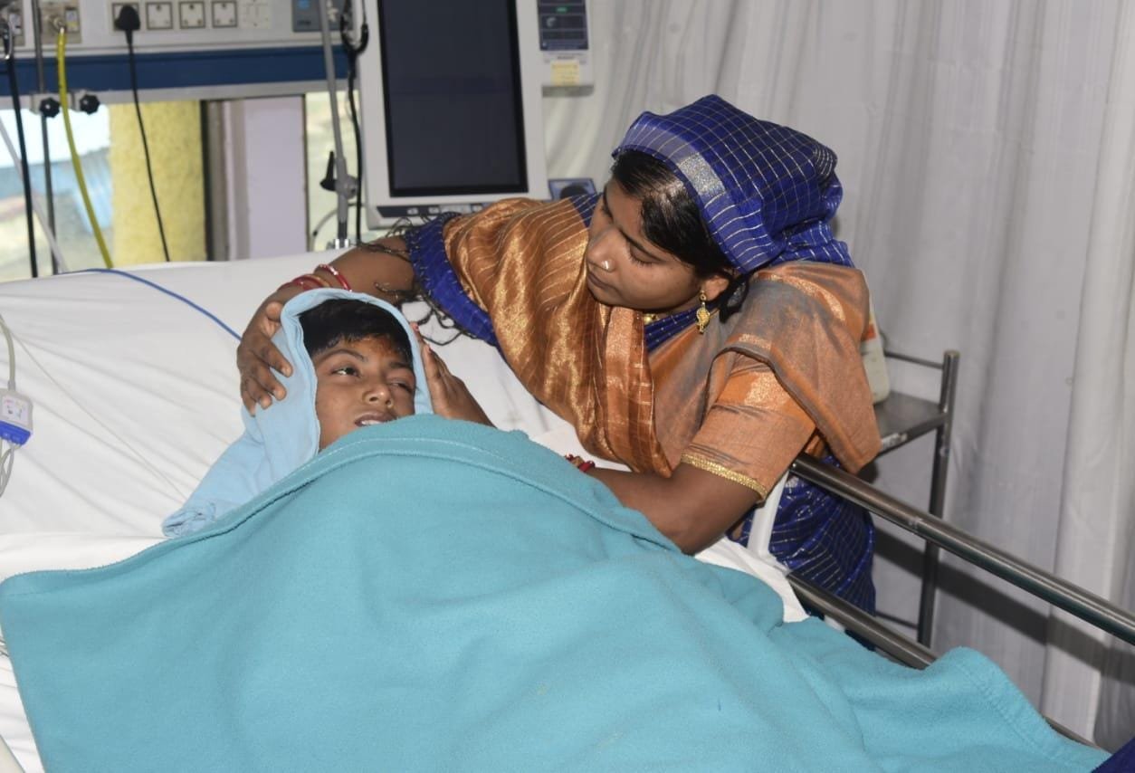 रायपुर : मां की नजरें बेटे से हट नहीं रहीं..बोलीं….