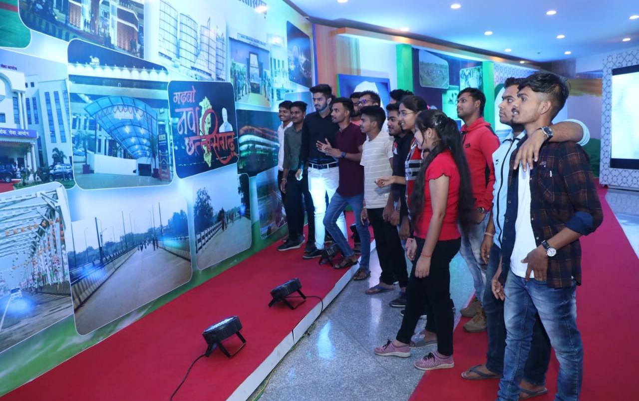 रायपुर : विकास प्रदर्शनी : जशपुर जिले के ग्रामीणों और जनप्रतिनिधियों ने विकास प्रदर्शनी का किया अवलोकन