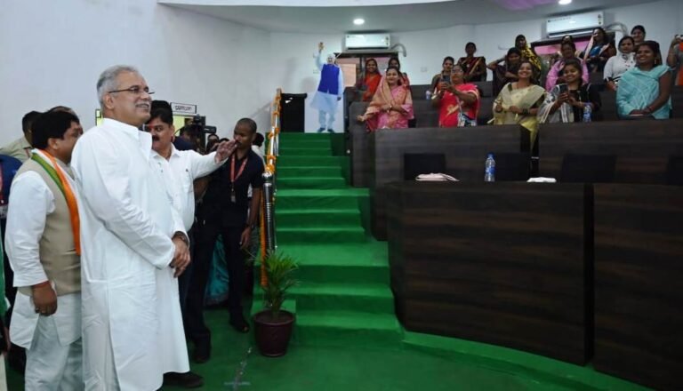 रायपुर : कुम्हारी नगर पालिका सभाकक्ष को देखकर मुख्यमंत्री बोले- मतलब पूरा विधानसभा स्टाइल में बने हे