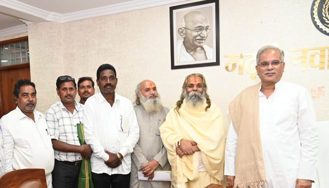 रायपुर : मुख्यमंत्री से जांजगीर-चांपा जिले के राजमिस्त्री कल्याण संघ के प्रतिनिधि मंडल ने की सौजन्य मुलाकात 