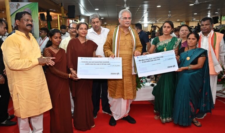 रायपुर : मुख्यमंत्री ने जैविक खाद उत्पादक महिला स्व-सहायता समूहों  को वितरित किए 17 करोड़ रूपए का बोनस 