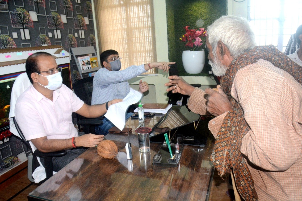 जांजगीर-चाम्पा:का हो गे बबा…ऐति आ न दई..ए नोनी लान आवेदन ल…