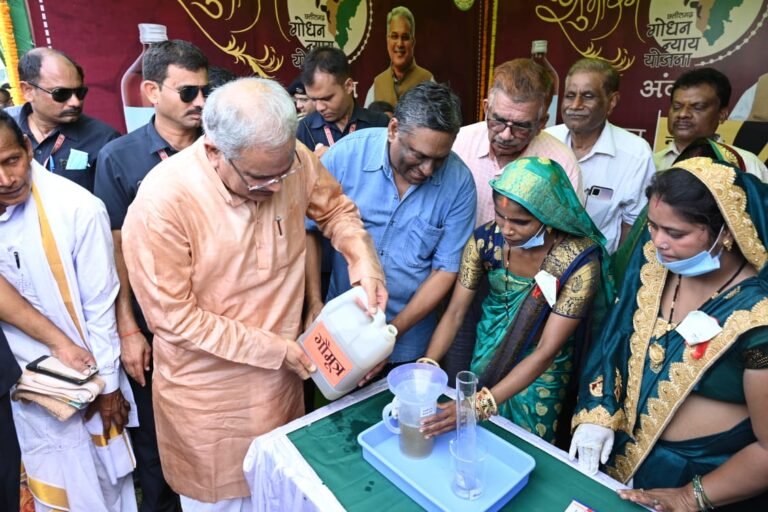 रायपुर : मुख्यमंत्री ने ग्राम करसा में 5 लीटर गौमूत्र खरीदकर दुर्ग जिले में  गौमूत्र खरीद योजना का शुभारंभ किया