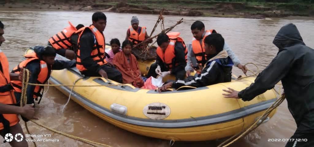 बीजापुर : एसडीआरएफ की रेस्क्यू टीम ने गर्भवती महिला का कराया सुरक्षित प्रसव
