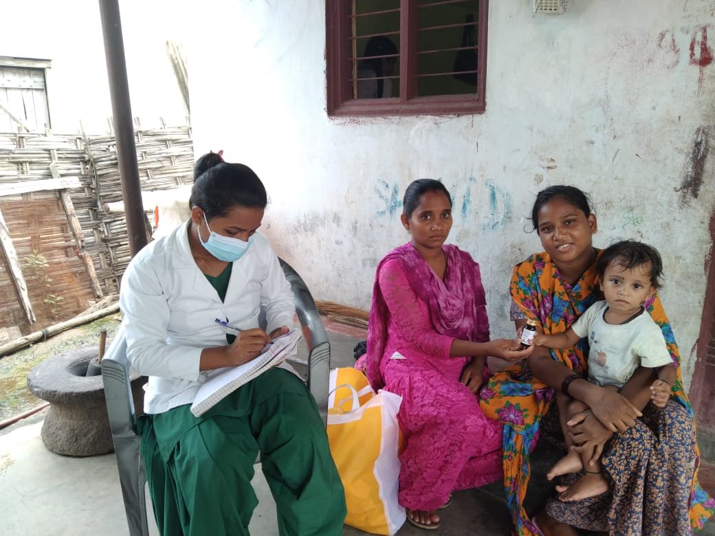 सुकमा : बीमारियों से बचाव के लिए घर घर जाकर किया जा रहा स्वास्थ्य जांच और दवा वितरण