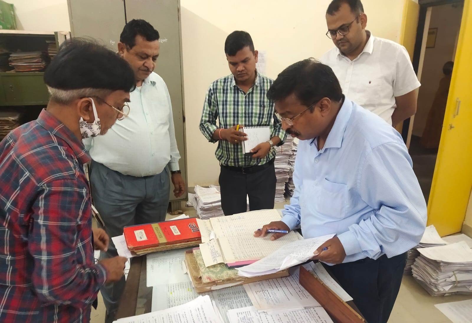 राजनांदगांव : संभागायुक्त कावरे ने डोंगरगांव तहसील के कार्यालय में दी दबिश