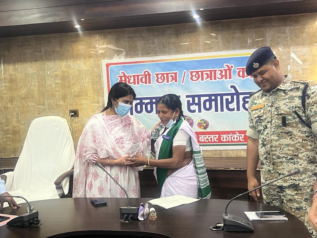 उत्तर बस्तर कांकेर :हेल्थ एंड वैलनेस सेंटर कोटतरा को  बेहतरीन कार्य करने के लिए कलेक्टर ने कायाकल्प अवॉर्ड से किया सम्मानित